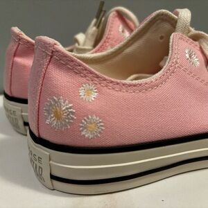 Women’s Converse Chuck Taylor All-Star pink canvas shoes with Daisies- sz 6.5